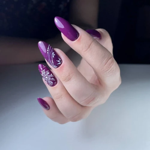 yoshi LATE PLUM inspiracja paznokcie.webp